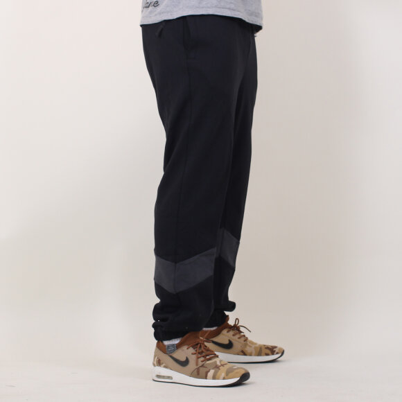 Nike SB - Nike SB - Dry Icon Track Pant | Black/White